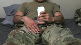 Soldat utilise un fleshlight et le remplit de sperme
