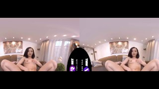 TmwVRnet - Nikki Fox - Gostosa excitada esfrega sua boceta