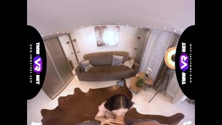 TmwVRnet - Nikki Fox - Colegas de quarto se tornam amantes no sofá