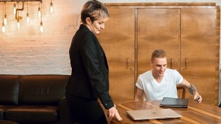 TUTOR4K. Tutor macht Mann weich in den Knien, damit er nicht aufhören kann, MILF zu ficken