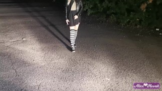 Studentessa russa ha deciso di masturbarsi la figa di notte per strada alla luce dei fari