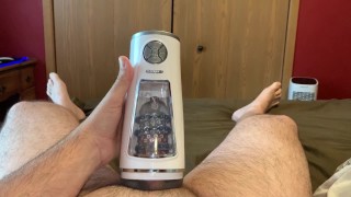 George heeft plezier met zijn nieuwe Toy - zijn eigen sperma proeven