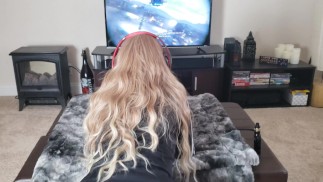 Chica gamer mojando sus leggings