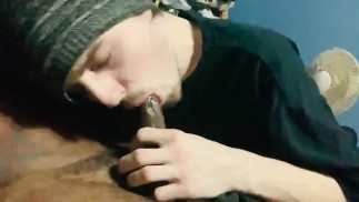 Stoner Twink zuigt hetero dealer's lul
