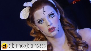 Dane Jones Strašidelná panenka zrzka touží po kohoutu v halloweenské hororové parodii