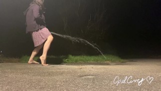 Naughty Girl Power myje swój podjazd sikami, mój strumień zaszedł tak daleko! Kto chce Złotego Deszczu