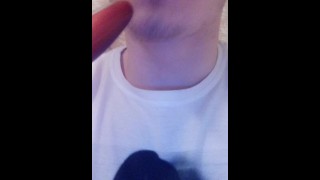 Der junge 20-jährige Twink macht Deepthroat mit einer Haarbürste