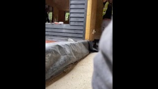 Construtor puxa para baixo calças companheiros piscando grande pau sem cortes