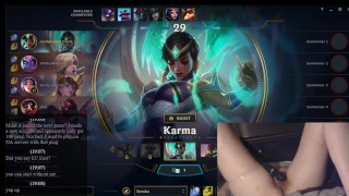 Gamer Girl raggiunge l'orgasmo mentre gioca a League of Legends