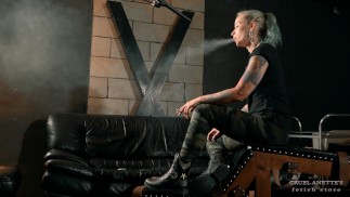 Roken in laarzen 4K - Fetish - Femdom - Militair - Tattoo
