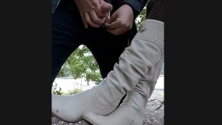 Он следовал за мной на улице, и я позволила ему кончить на мои ботинки в общественном парке и сняла на видео камшот