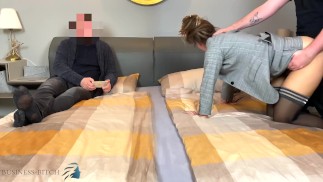 Trio seksmeeting - stagiar neukt vrouwelijke bazin en schiet sperma op haar poesje - vreemde kijkt