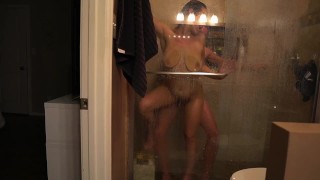 Une femme cochonne se fait baiser sous la douche jusqu’à ce qu’elle jouisse