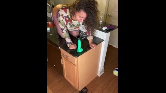 BIANCAはONLYFANSのキッチンフルVIDでその猫をファック!