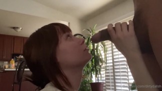 Adorable E-Girl Babe donne une pipe profonde Baveuse