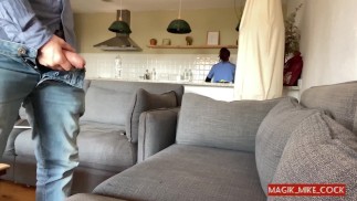 Część 1: DICK FLASH POKOJÓWKA, zboczeniec szarpie się i zostaje przyłapany przez naiwną nianię, ona wysadza go głęboko
