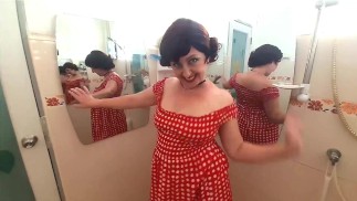 Pinup babe não tem calcinha na frente do espelho Retro Vintage Nude empregada dona de casa