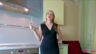 Le meilleur ami de maman l’a séduit et a pris sa virginité Première pipe et sexe