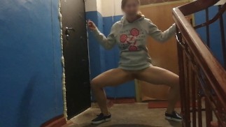 パイパンの女の子が公共の階段でボトムレスで歩いた