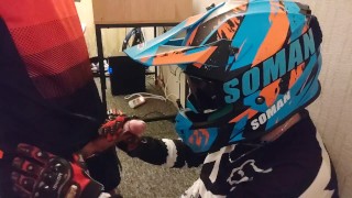 Ragazzo di motocross si masturba dopo aver fatto sesso con il suo partner