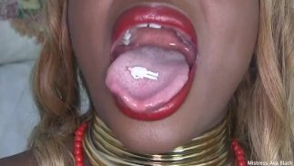 Du wagst es, die afrikanische Königin zu stören? - Giantess-Anhänger