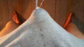 Guy CUMSHOT ZONDER HANDEN van het kijken naar porno