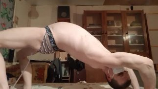 Machen Sie eine Brücke - Übungen mit einem geschwollenen Bauch