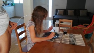 Meo encima de mi novia mientras ella desayuna