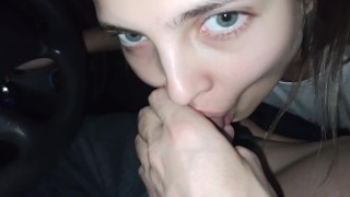 POV Удивительный подросток делает минет в машине, пока на улице идет дождь, чтобы подбодрить его, и сглатывает