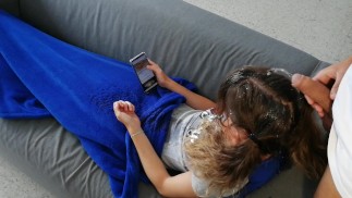 Pipì e sborra sui capelli mentre è sul divano
