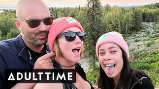 ADULT TIME - POV Hot polyamoreuze throuple heeft trio in het bos