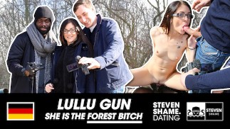 DIVERSÃO A TRÊS INTERRACIAL AO AR LIVRE: Lullu Gun gosta de GALO PRETO E BRANCO! StevenShameDating
