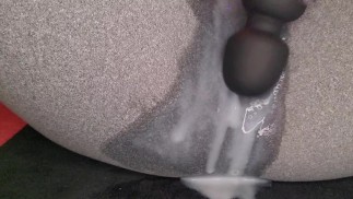Orgasmo vibrador em leggings após ENORME creampie