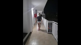 Горячая блондинка забрала в отеле, трахаемое сзади
