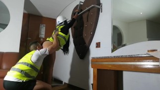 Ik neuk de architect-medewerker met een grote kont in haar hotelkamer schreeuwt ze van veel plezier