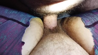 彼女Tパンツを脱ぐ時間さえありません。 彼女のタイトなふくらんでいる毛むくじゃらの猫の中に巨大な兼負荷。