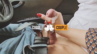 Handjob für einen Typen, der sich bereit erklärt hat, mich mitzunehmen