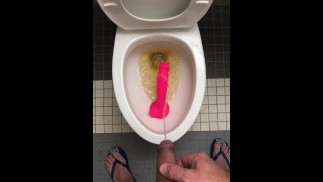 Assaggiare il mio piscio e sperma da un dildo a ventosa che è stato lasciato nella tazza del water per me da succhiare