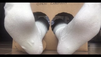 Surprise Delivery Lange witte sok met grote mannelijke voeten om binnen te aanbidden