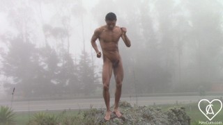 Chico loco BAILANDO NAKED y MASTURBÁNDOSE en un Stone frente a una carretera ocupada.