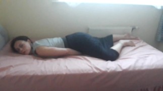 激しいオーガズム-長いスカートを履く金持ちの女の子