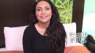 Ta brunetka nastolatka miała ładne naturalne cycki w kształcie miseczki D