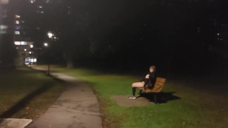 Vrouw betrapt op mastruberen op parkbankje 's nachts 