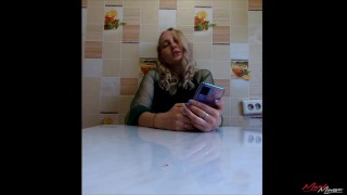 Dívka čte harryho pottera, zatímco sedí na webratoru