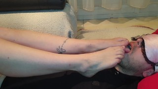 Escrava feminina lambendo os pés da amante