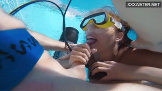 Polina Rucheyok é fodida com força na boca debaixo d'água