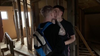 Twee twinks neuken in een verlaten gebouw