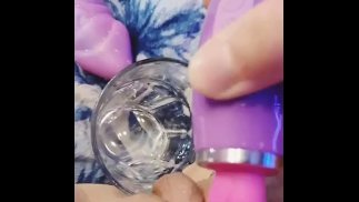 Mit meiner Klitoris spielen, bis ich in das Glas spritze und es trinke