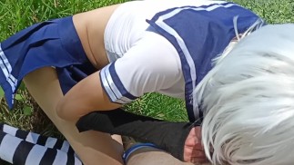 In pubblico, femboy femboy succhia avidamente il cazzo