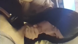 Sasha sissy slet, geeft gratis pijpbeurt en slikt sperma op Kerstmis🤤💦